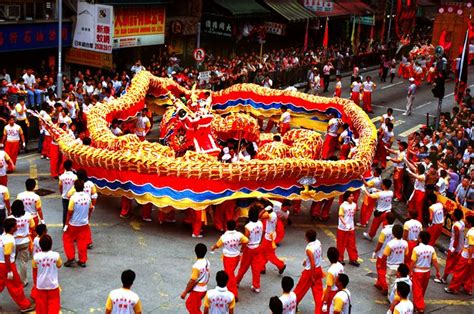 香港的民俗有哪些，是否可以探讨一下“香港的民俗中蕴含的文化意义”呢？